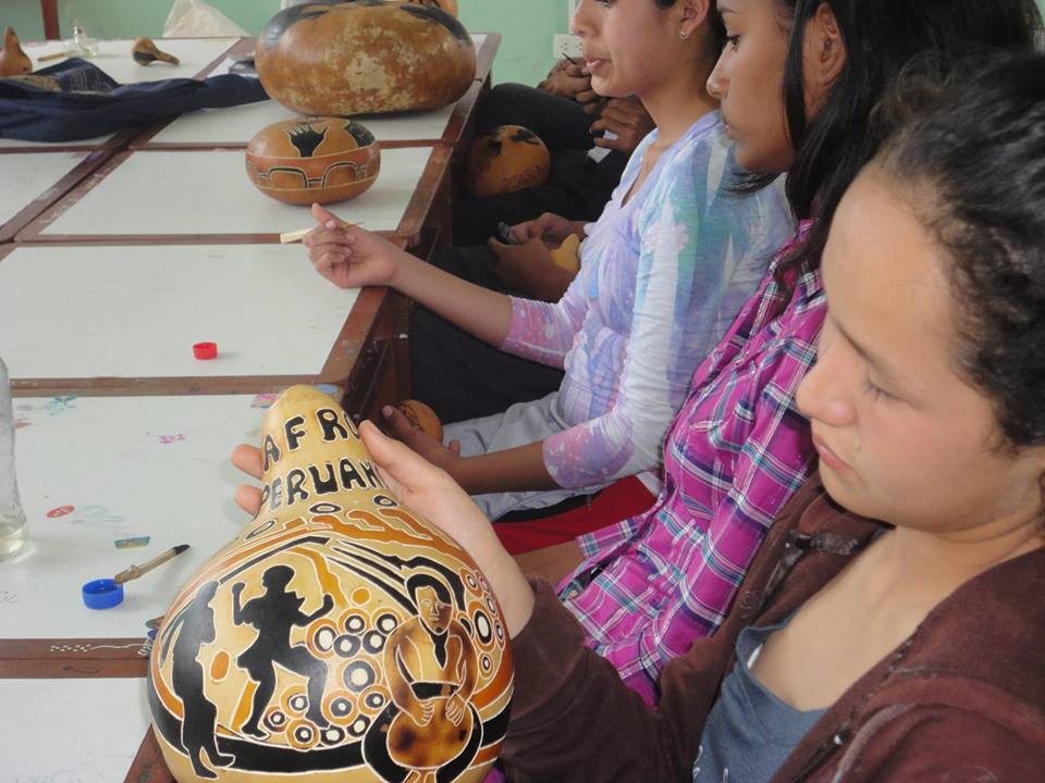 Estudiantes de la I.E. "Santo Toribio de Mogrovejo", ubicado en el distrito de Zaña, mostrando sus productos de sus mates ornamentados, asesorados por el profesor Luis Cabanillas.