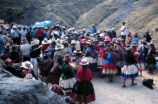 < quechua mink'a o minga «trabajo colectivo hecho en favor de la comunidad»