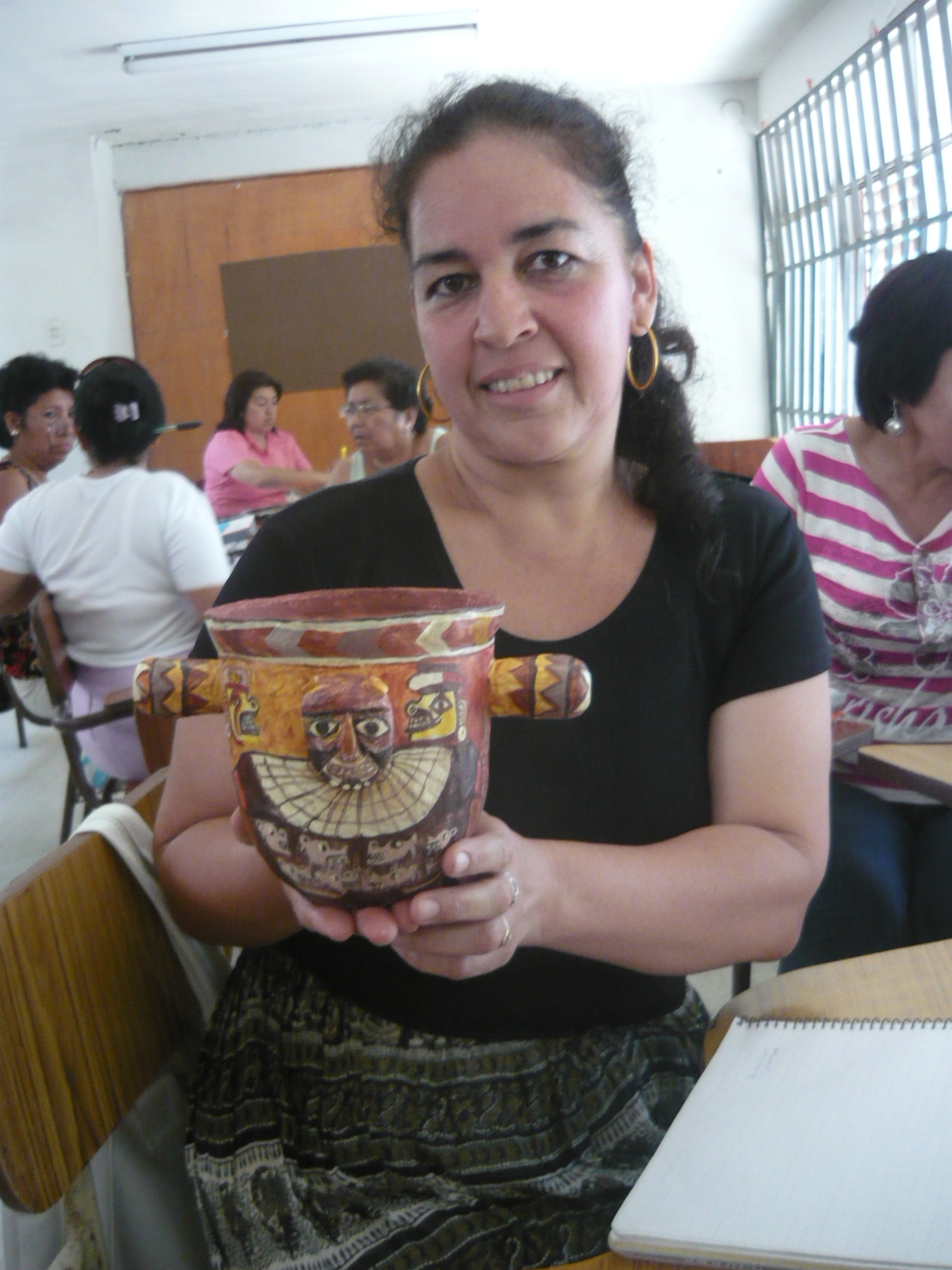 Docente Gladis Vega y réplica de ceramio Huari.