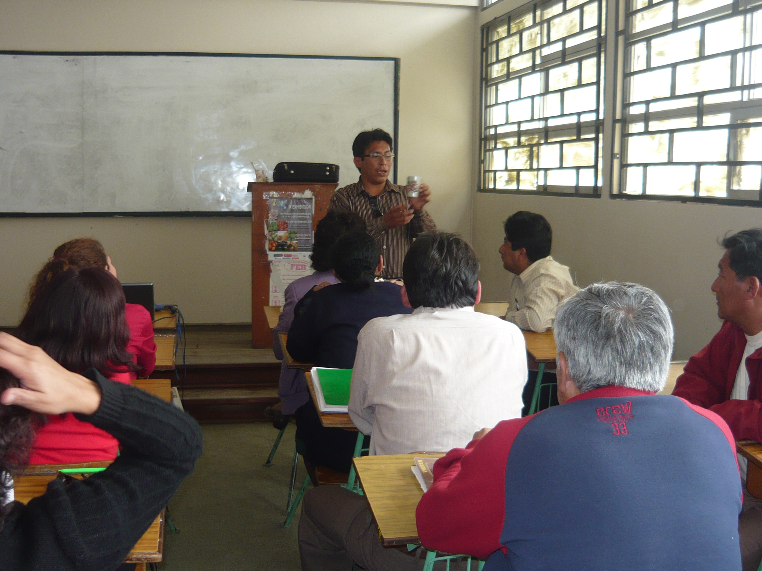 Docente Richard Torres durante capacitación del taller réplicas de arte lítico Cupisnique, aplicando la técnica del vaciado en yeso cerámico.