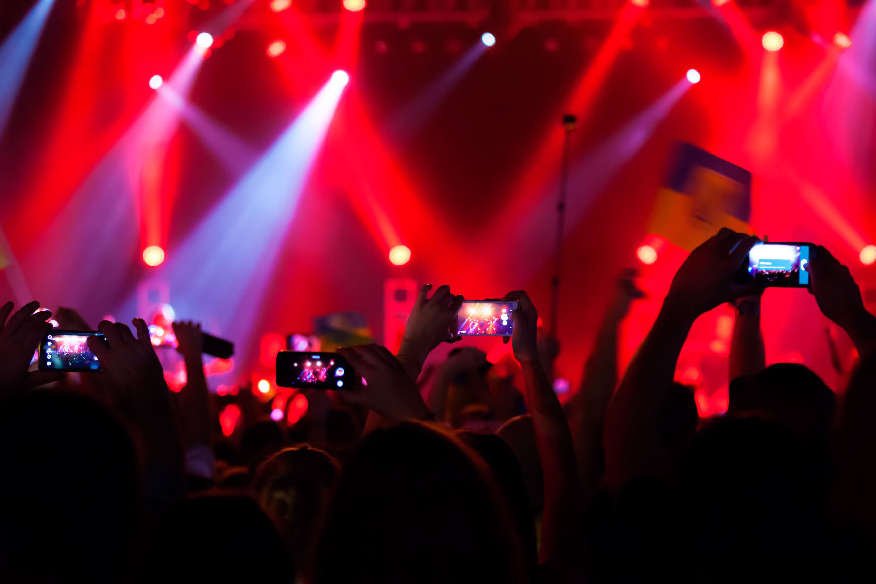 celular en concierto